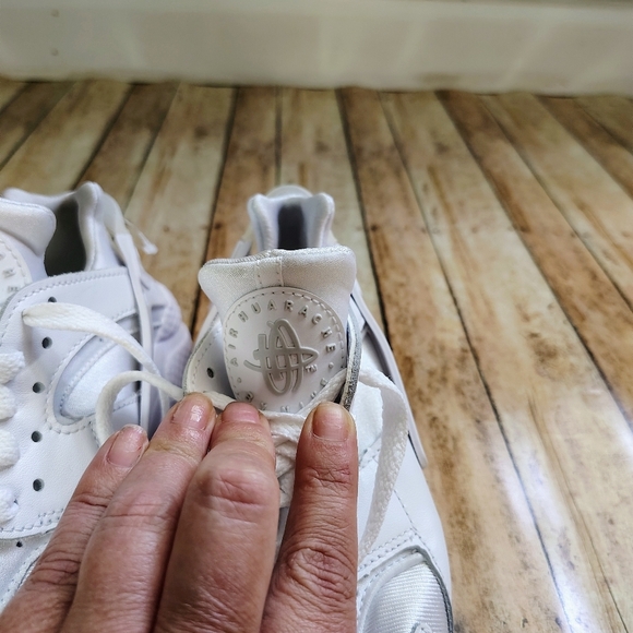 Nike Air Huarache NWOT White Sneakers 3.5 - Picture 3 of 7